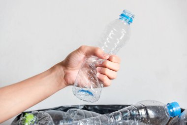 Siyah çöp torbalarındaki plastik şişeler geri dönüşüm için alınmayı bekliyor..