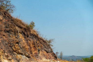 Açık mavi gökyüzü ve bulutların panoramik görüntüsü, küçük bulutlu mavi gökyüzü arkaplanı. Mavi gökyüzünde beyaz kabarık bulutlar. Gökyüzünün ve bulutların büyüleyici güzelliğini gösteren büyüleyici stok fotoğrafı..