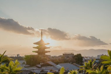 Yasaka Pagoda (Hokanji), Yasaka Kulesi ve Yasaka-no-to olarak da bilinen Japonya 'nın başkenti Kyoto' da yer alan bir Budist tapınağıdır..