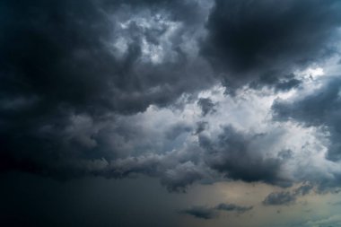 Fırtınalı bulutlu karanlık bir gökyüzü. Dramatik gökyüzü yağmuru, fırtına öncesi kara bulutlar..
