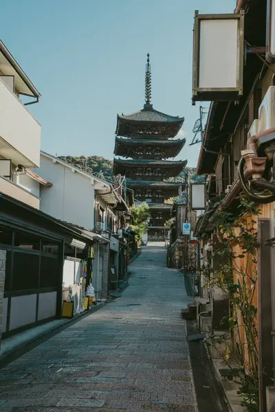 Yasaka Pagoda (Hokanji), Yasaka Kulesi ve Yasaka-no-to olarak da bilinen Japonya 'nın başkenti Kyoto' da yer alan bir Budist tapınağıdır..