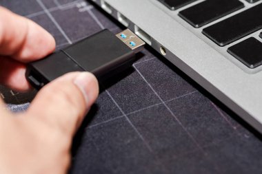 Bilgisayara takılı Hardware Cüzdanı takılıyor.