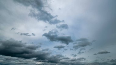 Arka planda kara fırtına bulutları, fırtına öncesi kara bulutlar..