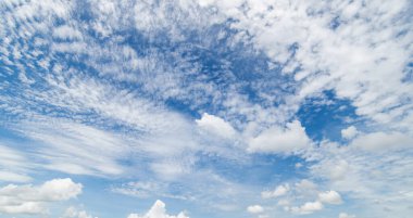 Açık mavi arkaplan, arka planda bulutlar, küçük bulutlu mavi gökyüzü arkaplanı. Mavi gökyüzünde beyaz kabarık bulutlar. Gökyüzünün ve bulutların büyüleyici güzelliğini gösteren büyüleyici stok fotoğrafı..