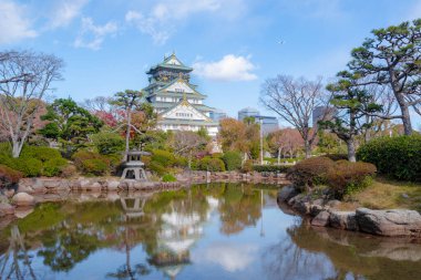 Şato Japonya 'nın en ünlü simgelerinden biridir ve Japonya' nın onaltıncı yüzyılda Osaka Kalesi Japonya 'da birleşmesinde önemli bir rol oynamıştır.