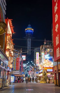 Osaka, Japonya -2 Aralık - Shinsekai ünlü aşçılık bölgesi Osaka, Tsutenkaku Kulesi 'nden gökdelen manzarası sunar, Shinsekai (Yeni Dünya) Güney Osaka' nın şehir merkezi Minami 'nin hemen yanında yer alan eski bir mahalledir..