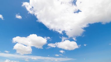 Açık mavi arkaplan, arka planda bulutlar, küçük bulutlu mavi gökyüzü arkaplanı. Mavi gökyüzünde beyaz kabarık bulutlar. Gökyüzünün ve bulutların büyüleyici güzelliğini gösteren büyüleyici stok fotoğrafı..