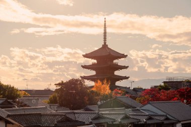 Yasaka Pagoda (Hokanji), Japonya 'nın Kyoto kentinde yer alan bir Budist pagodadır. (Hokanji ile Mektuplar))