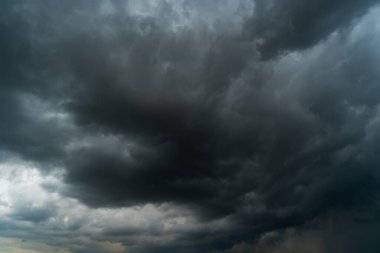  Fırtınalı bulutlu karanlık bir gökyüzü. Dramatik gökyüzü yağmuru, fırtına öncesi kara bulutlar..