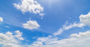 Açık mavi arkaplan, arka planda bulutlar, küçük bulutlu mavi gökyüzü arkaplanı. Mavi gökyüzünde beyaz kabarık bulutlar. Gökyüzünün ve bulutların büyüleyici güzelliğini gösteren büyüleyici stok fotoğrafı..