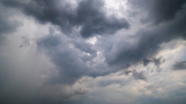  Fırtınalı bulutlu karanlık bir gökyüzü. Dramatik gökyüzü yağmuru, fırtına öncesi kara bulutlar..