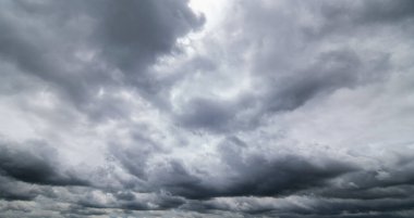  Fırtınalı bulutlu karanlık bir gökyüzü. Dramatik gökyüzü yağmuru, fırtına öncesi kara bulutlar..