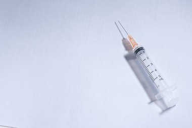 Beyaz arka plan üzerinde Hipodermik İğne (enjeksiyon iğne) 