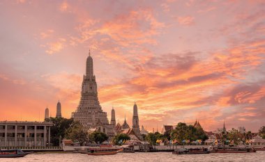 Bangkok, Tayland 'daki en güzel Wat Arun Budist tapınağı. 