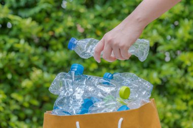 Plastik şişeler geri dönüşümü bekliyor..