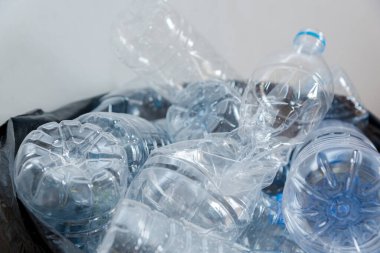 Plastik şişeler geri dönüşümü bekliyor..