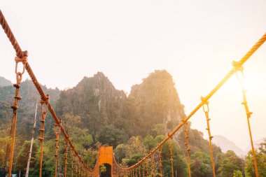 Turuncu köprü üzerinde şarkı nehir Vang Vieng, Laos dönüm noktası 
