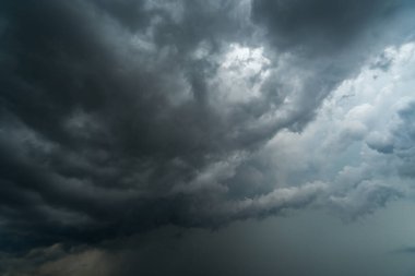 Fırtınalı bulutlu karanlık bir gökyüzü. Dramatik gökyüzü yağmuru, fırtına öncesi kara bulutlar..