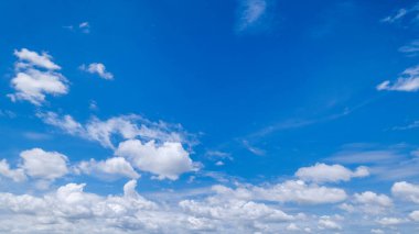 Açık mavi arkaplan, arka planda bulutlar, küçük bulutlu mavi gökyüzü arkaplanı. Mavi gökyüzünde beyaz kabarık bulutlar. 