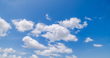 Açık mavi arkaplan, arka planda bulutlar, küçük bulutlu mavi gökyüzü arkaplanı. Mavi gökyüzünde beyaz kabarık bulutlar. 