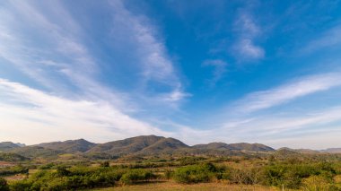 Açık mavi arkaplan, arka planda bulutlar, küçük bulutlu mavi gökyüzü arkaplanı. Mavi gökyüzünde beyaz kabarık bulutlar. 