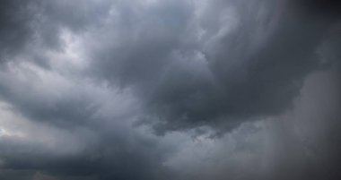Fırtınalı bulutlu karanlık bir gökyüzü. Dramatik gökyüzü yağmuru, fırtına öncesi kara bulutlar..