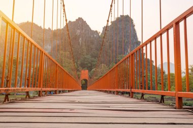 Turuncu köprü üzerinde şarkı nehir Vang Vieng, Laos dönüm noktası 