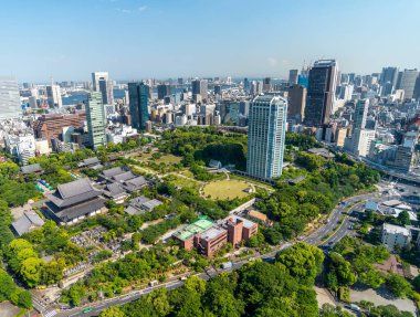  Tokyo şehir parkındaki turistik yerler, Asya iş konsepti imajı, Japonya 'daki panoramik modern şehir manzarası.   