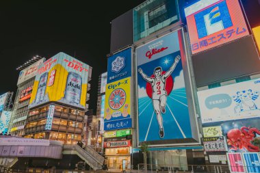 Osaka, Japonya 17 Aralık: Dotonbori, Japonya 'nın Osaka kentindeki Dotonbori' nin en ünlü gece hayatı ve turist besin bölgesi..