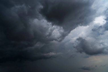  Fırtınalı bulutlu karanlık bir gökyüzü. Dramatik gökyüzü yağmuru, fırtına öncesi kara bulutlar..