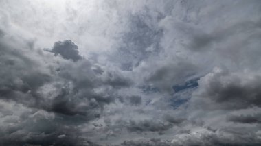  Fırtınalı bulutlu karanlık bir gökyüzü. Dramatik gökyüzü yağmuru, fırtına öncesi kara bulutlar..