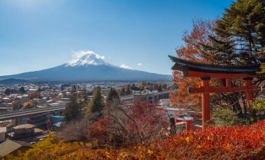 Fuji Dağı, Japonya 'nın ikonik sembolü, sonbahar yaprakları mevsiminde, olağanüstü bir güzellik dönemi..
