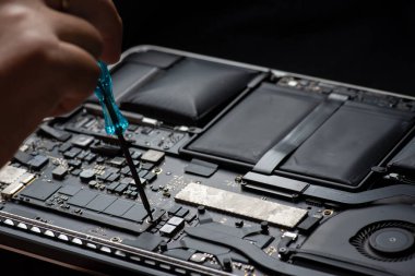 Elektronik devre kartlarını tamir eden teknisyenlerin kapatılması, bozulmuş bataryaların onarılması, güncelleme ve teknoloji.