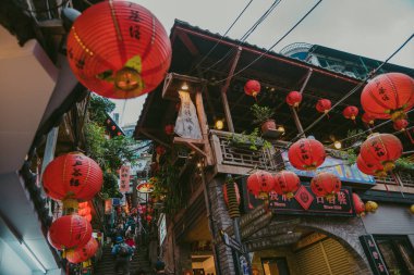 Jiufen Eski Caddesi, turistlere geleneksel Tayvan yaşam manzarası sunan dükkanlar, çay evleri ve restoranlarla dolu dar ve dolambaçlı bir sokaktır..