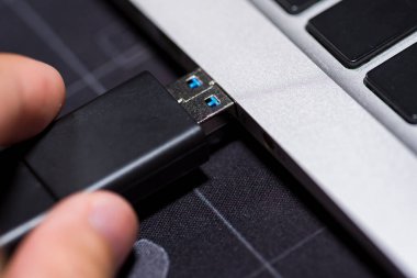 El bilgisayar laptop bağlantı noktasına takılı Usb flash bellek sürücüsü ekleme.