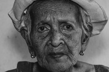 Yalnız üst düzey kadın, yaşlı, yaşlı kadın, onun yüz, insan yüz ifadeleri kapsayan duygular, düşünceli, portre üzgün depresif, bekle, kasvetli, endişeli,