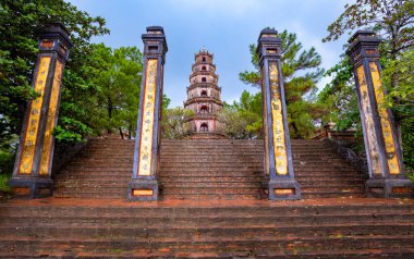 Hue, Vietnam 'daki en güzel bakış açısı Thien Mu Pagoda.