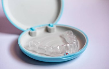 Ağızda beyaz arkaplanda hizalama aygıtı var. (geçersiz)