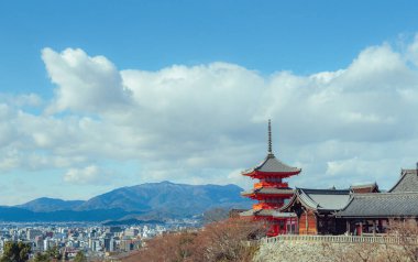 Kiyomizu-dera 'nın en güzel bakış açısı Japonya' nın Kyoto kentinde popüler bir turizm merkezidir..