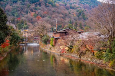 Arashiyama, Japonya 'nın Kyoto eyaletinde yer alan bir şehirdir. Ayrıca Oei Nehri 'nin karşısındaki dağdan da bahseder ve bu dağ ilçeye bir zemin oluşturur. Arashiyama, ulusal olarak belirlenmiş bir tarihi mekan ve Manzaralı Güzellik Yeridir..