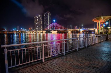 Da Nang 'daki Ejderha Köprüsü şehrin turistik aktiviteleri için çok önemli..