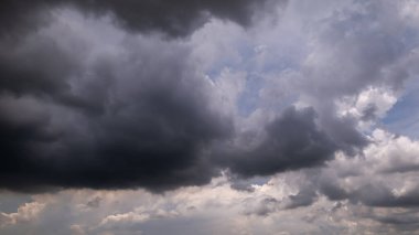 Fırtınalı bulutlu karanlık bir gökyüzü. Dramatik gökyüzü yağmuru, fırtına öncesi kara bulutlar..