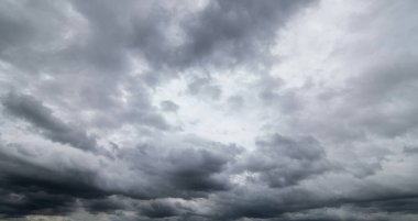 Fırtınalı bulutlu karanlık bir gökyüzü. Dramatik gökyüzü yağmuru, fırtına öncesi kara bulutlar..