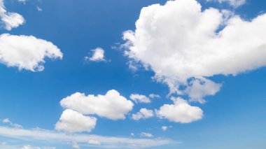 Açık mavi arkaplan, arka planda bulutlar, küçük bulutlu mavi gökyüzü arkaplanı. Mavi gökyüzünde beyaz kabarık bulutlar. 