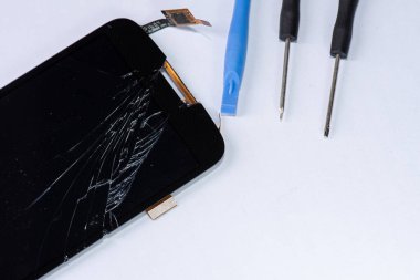 Belgili tanımlık smartphone zarar ve tamirci eller tarafından izole üzerinde beyaz arka plan ayakta hangi araçları akıllı telefon tamir gerek yapıldı..