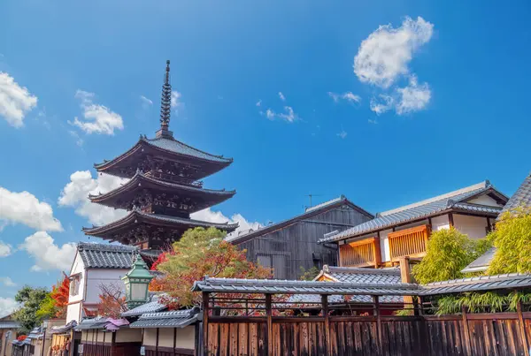 stock image Gion,The district was built to accommodate the needs of travellers and visitors to the shrine.It eventually evolved to become one of the most exclusive and well-known geisha districts in all of Japan