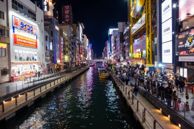 Osaka, Japonya -17 Aralık - Dotonbori, Japonya 'nın Osaka kentindeki Dotonbori' nin en ünlü gece hayatı ve turist besin alanıdır. , Asya iş konsepti imajı, Japonya 'da panoramik modern şehir manzarası.