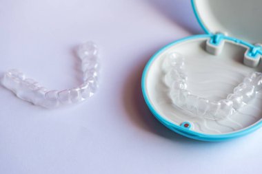 Ağızda beyaz arkaplanda hizalama aygıtı var. (geçersiz)