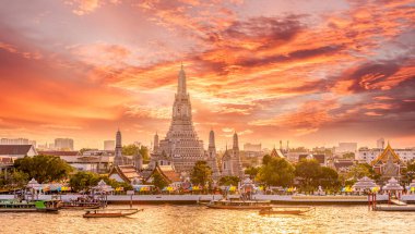 Bangkok, Tayland 'daki en güzel Wat Arun Budist tapınağı. 