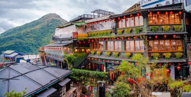 Jiufen Eski Caddesi, turistlere geleneksel Tayvan yaşam manzarası sunan dükkanlar, çay evleri ve restoranlarla dolu dar ve dolambaçlı bir sokaktır..